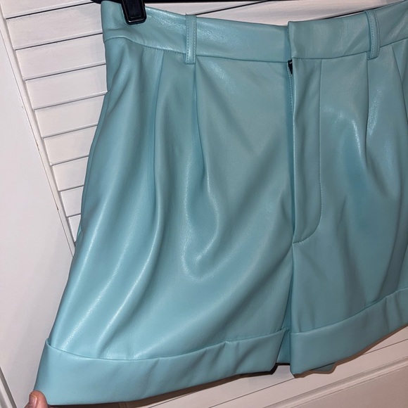 Alice & Olivia Conry Pleated Vegan Leather Shorts in Breeze Color—NWT - Picture 9 of 15